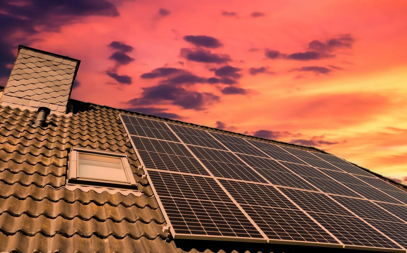 Équipe technique installant des panneaux photovoltaïques